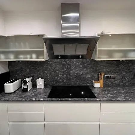 아파트 First Line Banus 4 Bed Sea Pool *