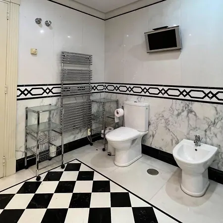 First Line Banus 4 Bed Sea Pool 马尔韦利亚