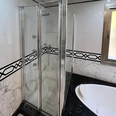 아파트 First Line Banus 4 Bed Sea Pool *