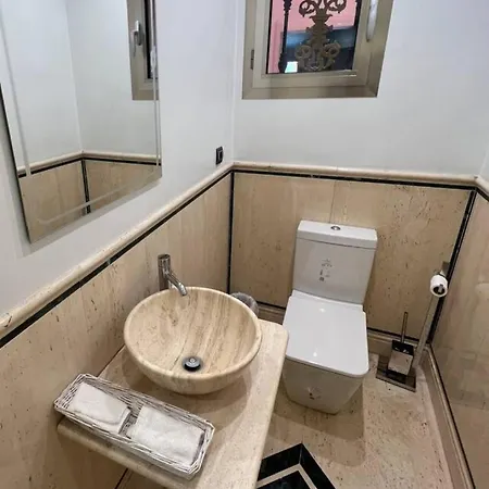 First Line Banus 4 Bed Sea Pool 公寓