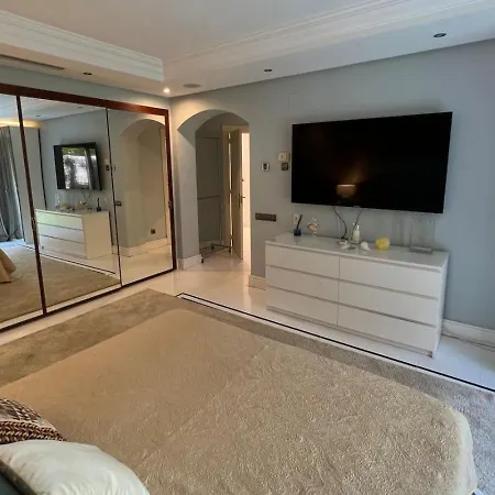 First Line Banus 4 Bed Sea Pool 아파트 *